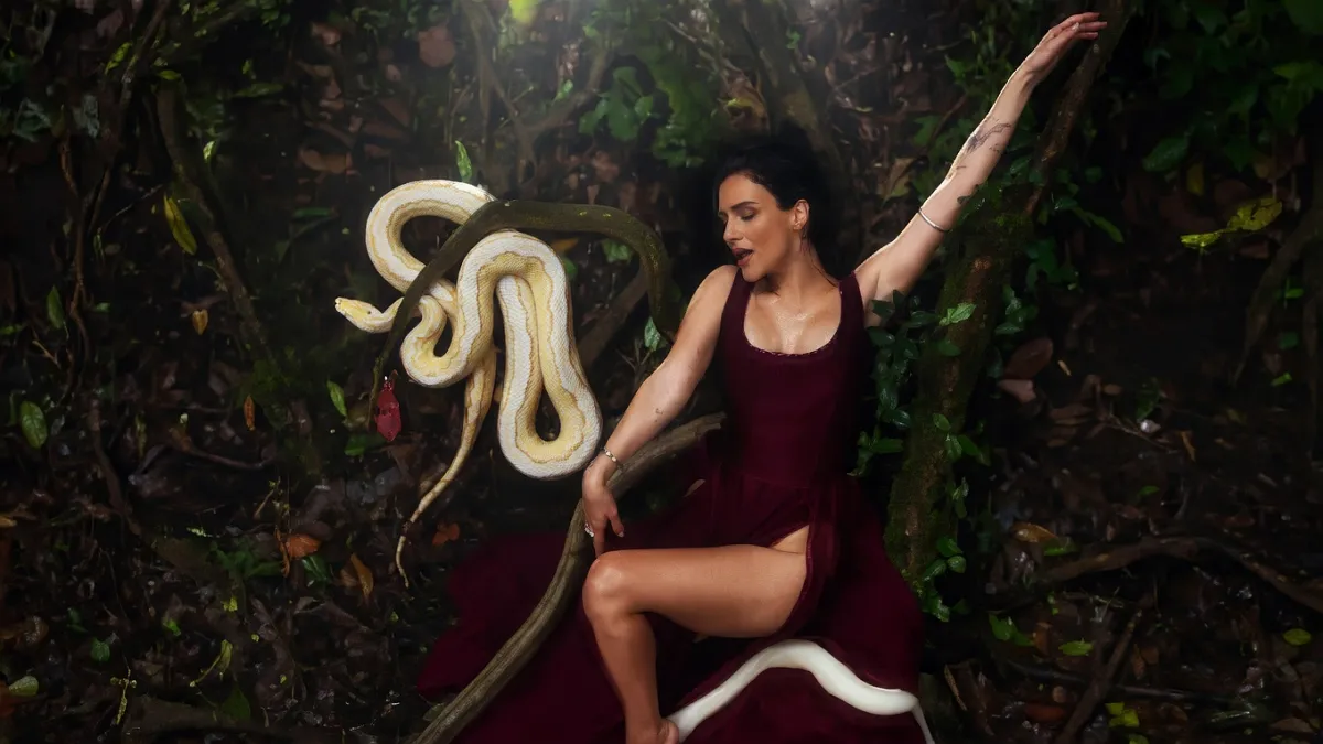 «Я ніколи такого не бачила»: Анна Трінчер потрапила в кумедну халепу під час зйомок