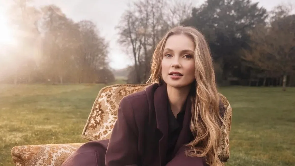 Зірка «Бріджертонів» наробила галасу в мережі, одягнувши лук від українського бренду: як вона виглядає