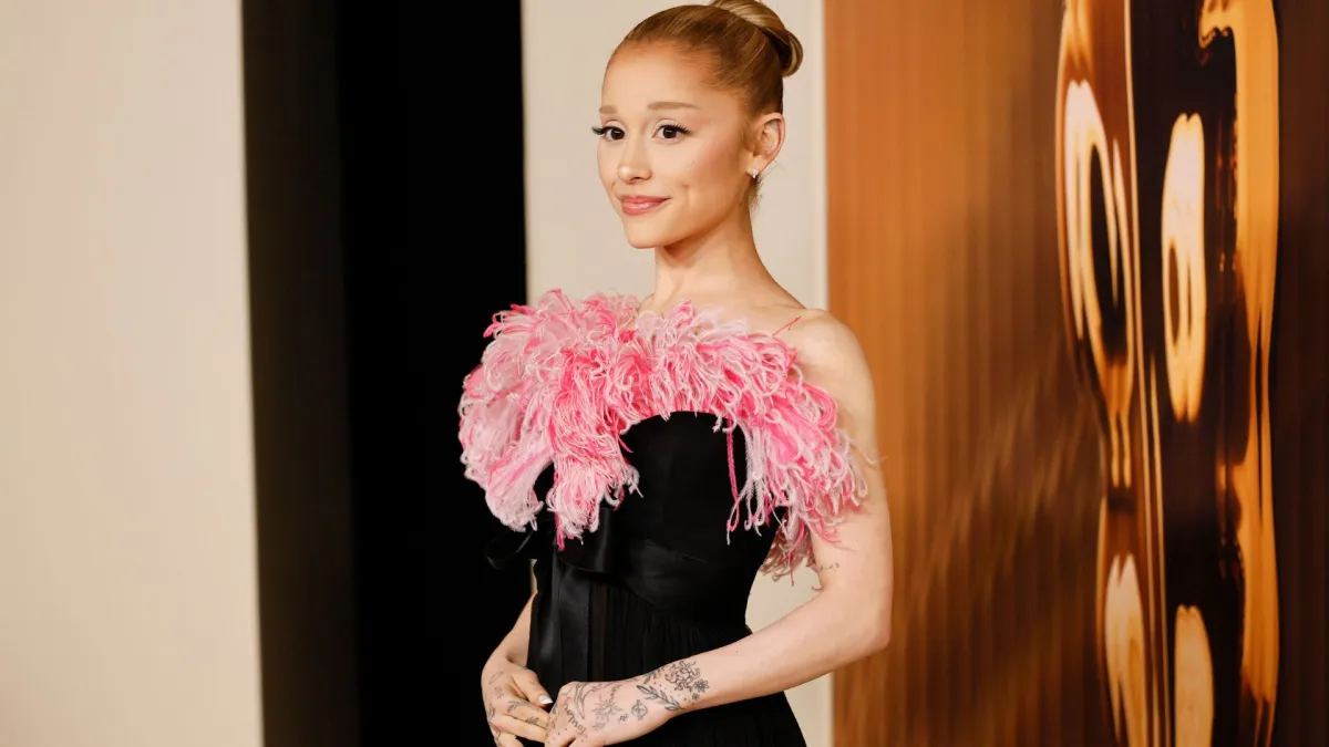 На Аріану Гранде напали у Сінгапурі: зловмисник і раніше атакував зірок — відео зухвалого вчинку