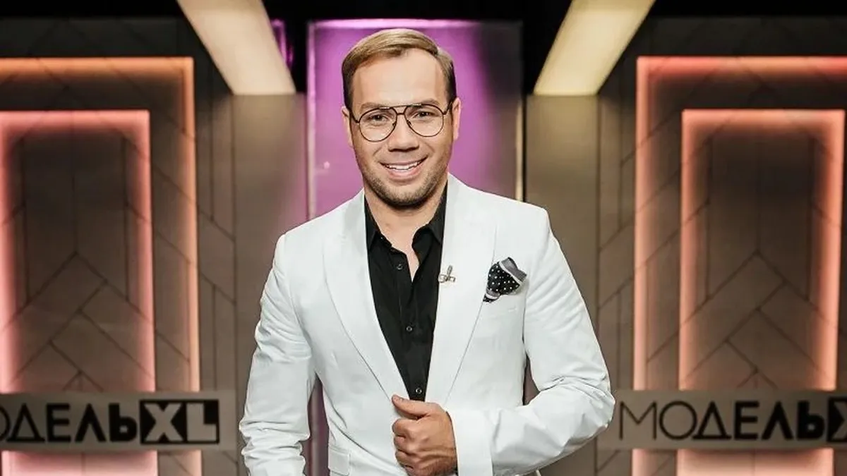 V-образний виріз та взуття в тон ніг: Андре Тан порадив, як одягатися жінкам невеликого зросту