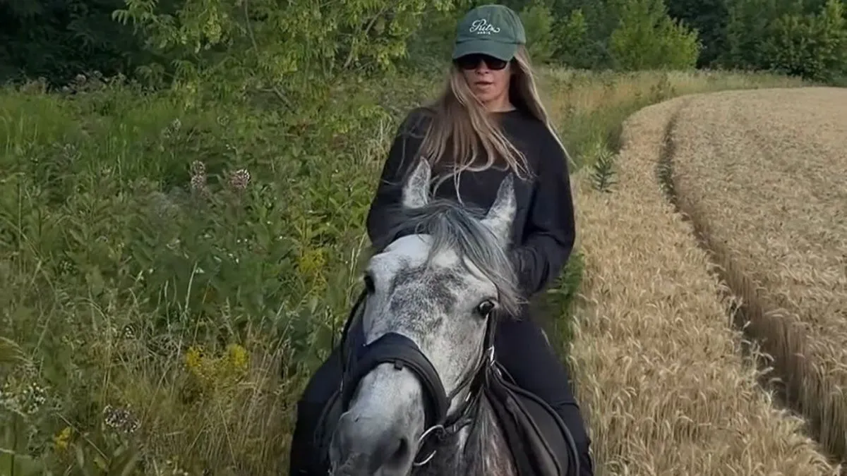 «Знайшла шматочок спокою»: співачка Віра Брежнєва осідлала жеребця «в яблуках» – відео