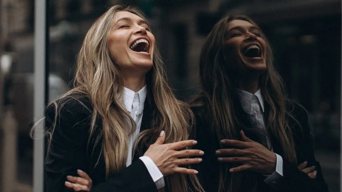 «Настрій: я»: Віра Брежнєва показала яскраві фото з Парижу в елегантному піджаку та брюках