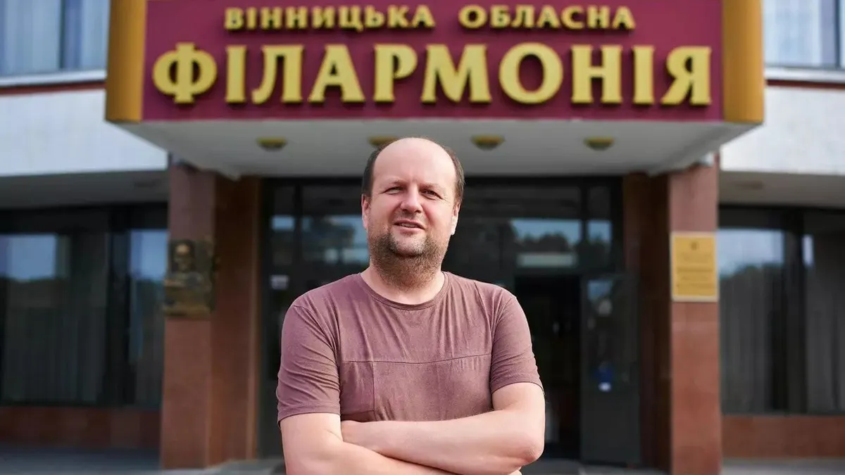Лідер гурту ТІК Бронюк розповів, у якому одязі ходить у Вінницькій філармонії: це не фрак