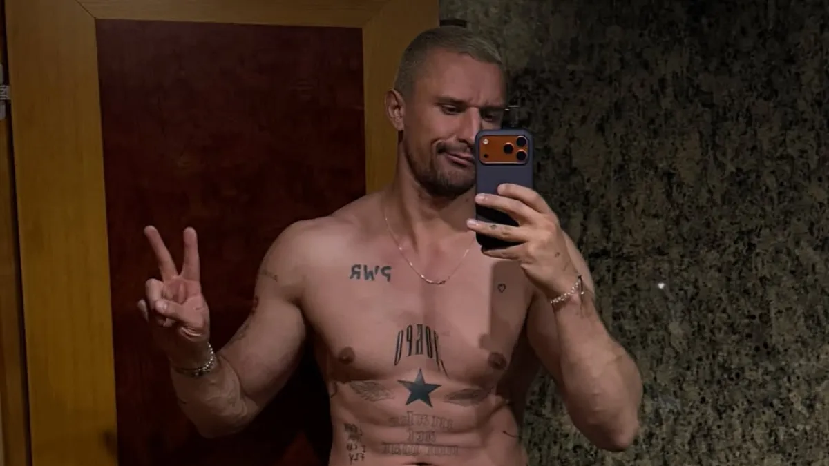 Тарас Цимбалюк приїхав в Буковель, показав оголений торс і дав пораду українцям: «‎Лижі не беріть»