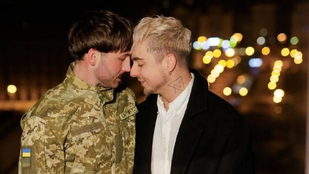 Парамедик ЗСУ освідчився Melovin: співак відповів «так» – фото палкого поцілунку чоловіків на Майдані
