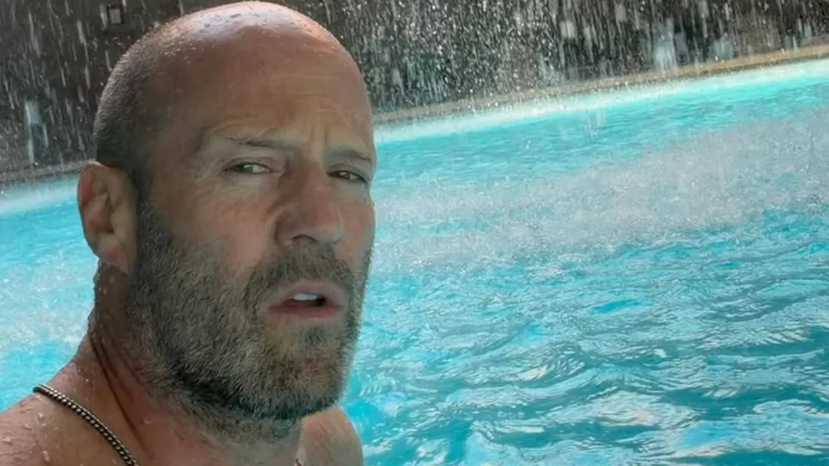 Суворий навіть у басейні: як Джейсон Стейтем із сином та донькою відпочиває в Туреччині