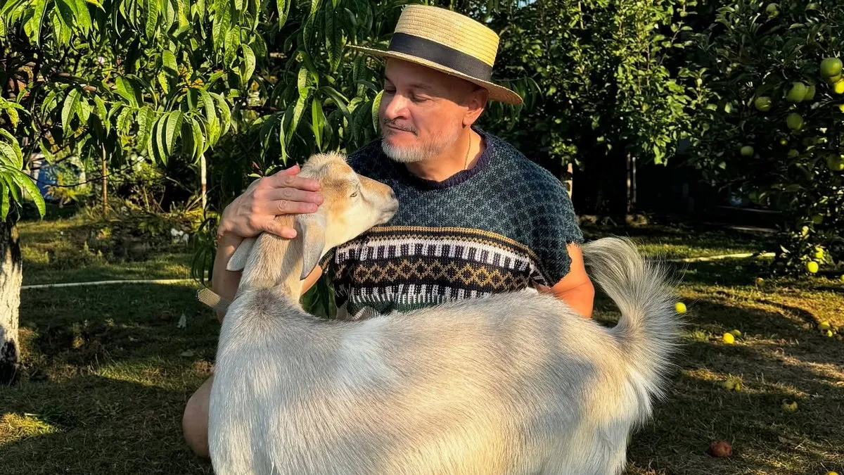 З козою, кавунами та під час роботи на городі: Ектор Хіменес-Браво вразив підписників своїми «фермерськими» фото