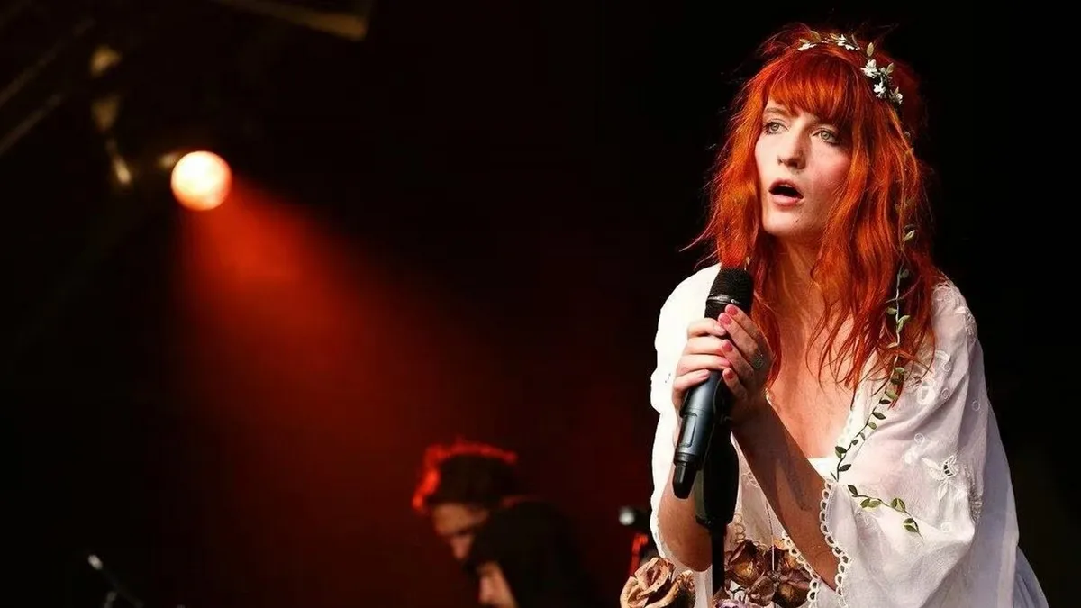 Зіркова співачка здивувала щирим вчинком до фанатки, у якої забрали український прапор: що зробила артистка