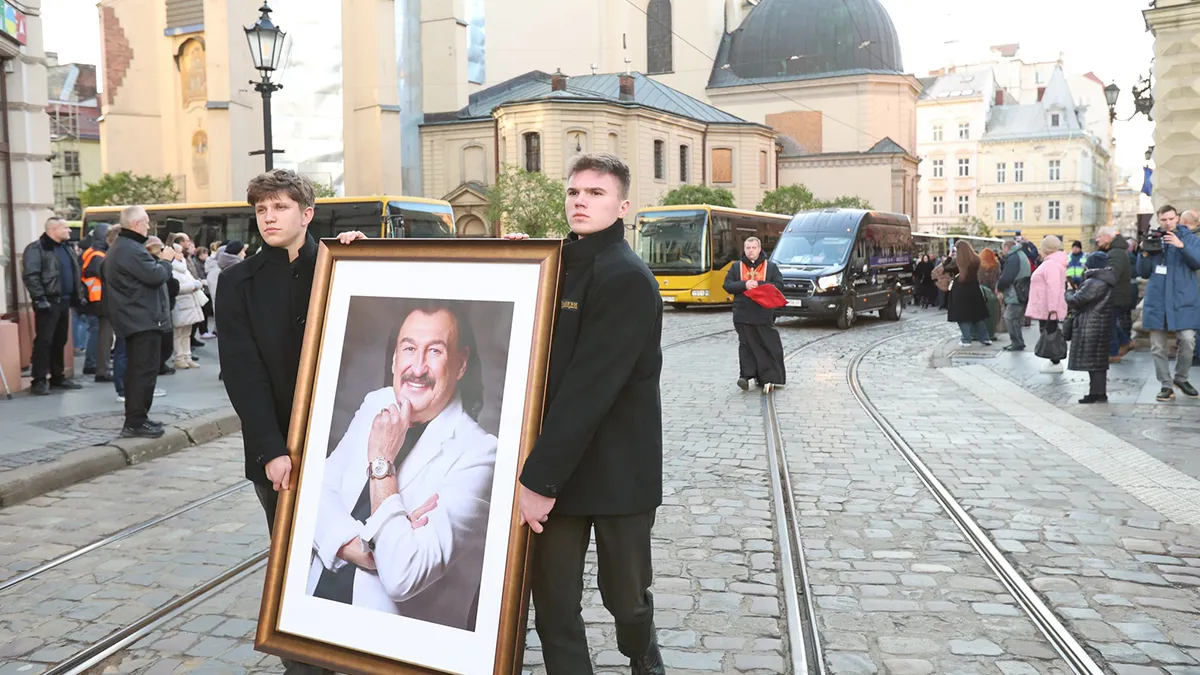 У Львові попрощалися зі Степаном Гігою: фото та відео з похорону Народного артиста України