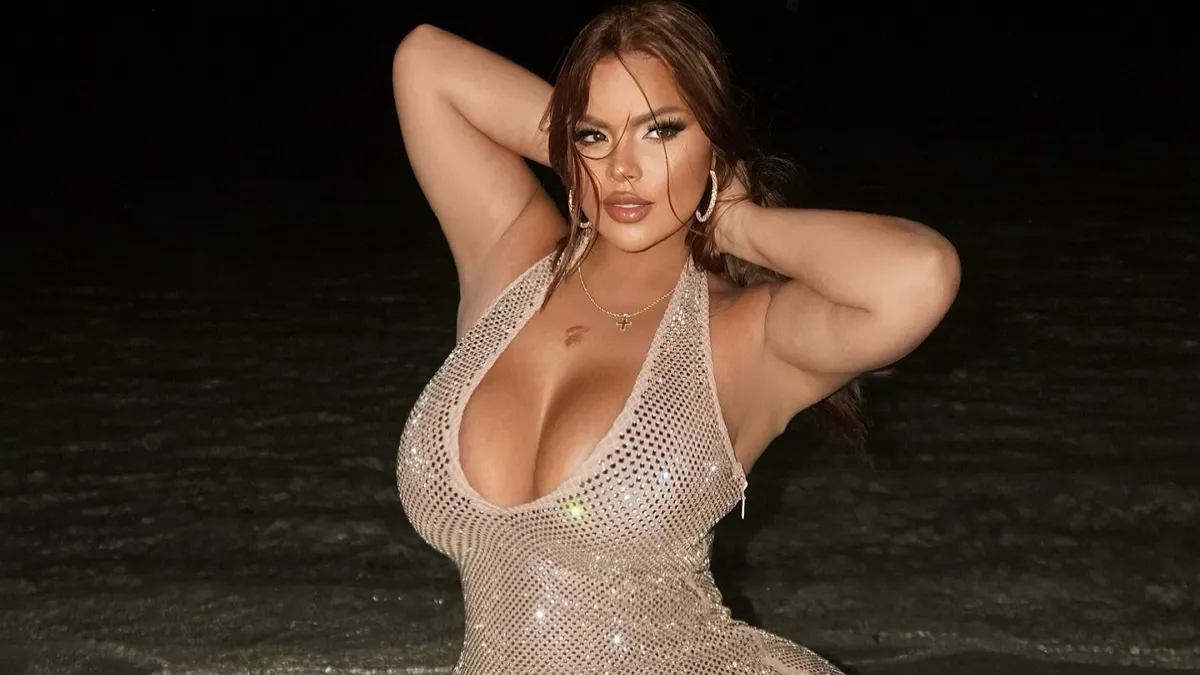 Модель з Панами похизувалася спокусливими формами у різнокольоровому бікіні: шанувальники в шоці