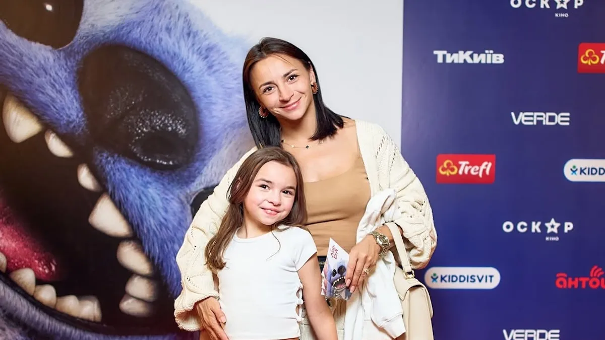 Танцівниця Ілона Гвоздьова з донькою в лікарні: серйозна травма та гіпс на лівій руці – фото 