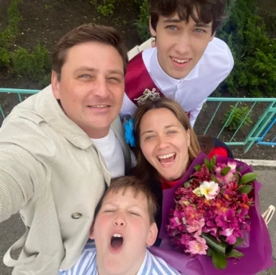 «Мене починає дратувати слово династія»: Іван Довженко про зіркових батьків, зйомки під КАБами та свою кохану