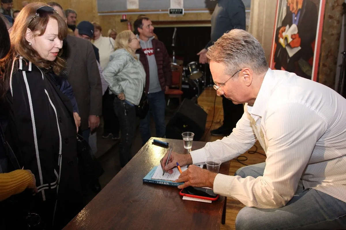 Дмитро Чекалкін з читачами. Фото соцмережі