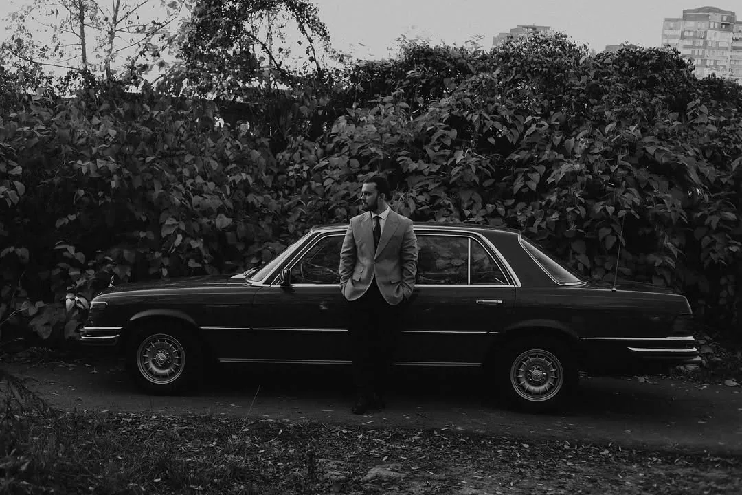 Євген Пронін біля одного з автомобілів зі своєї колекції. Фото: Instagram/pronin_law_you