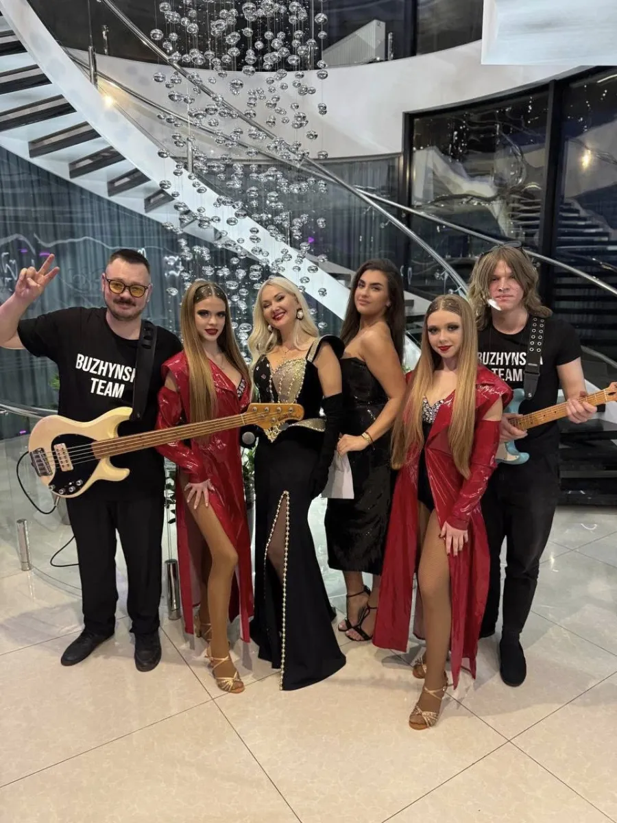 Катерина Бужинська з командою, з якою працює після припинення співпраці з Михайлом Грицканом. Скриншот: Facebook/katyabuzhynskaya