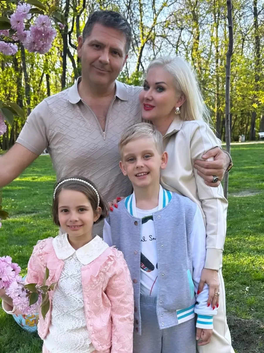 Катерина Бужинська з чоловіком та молодшими дітьми. Скриншот: Instagram/buzhynska