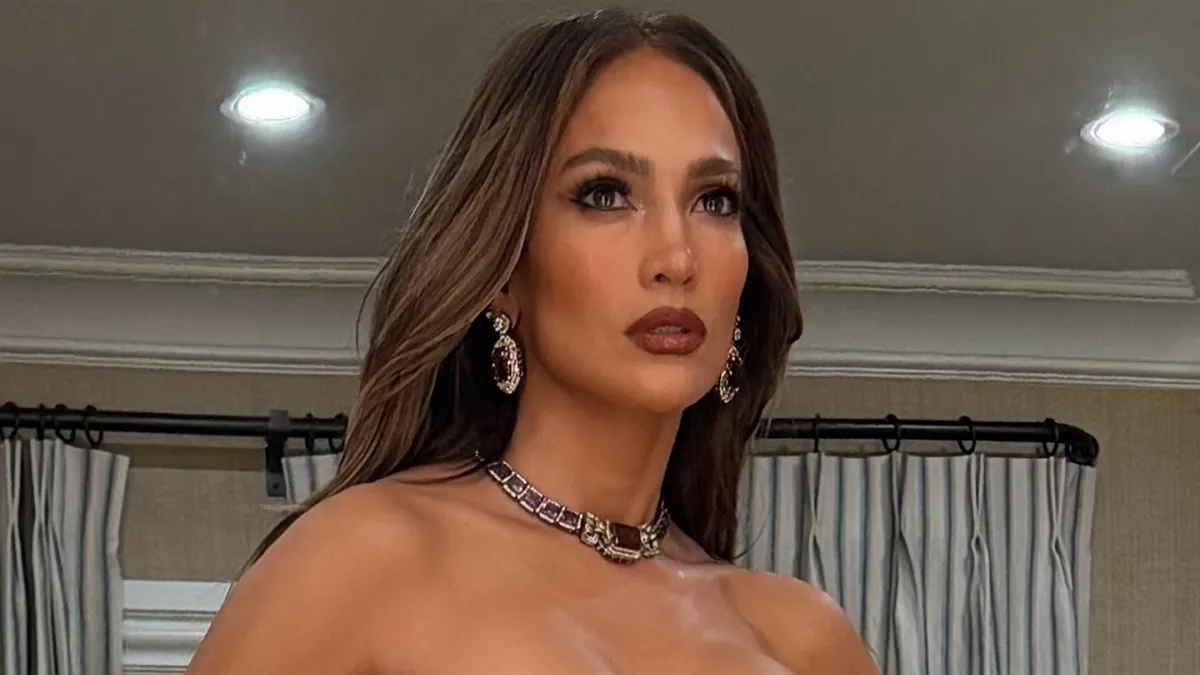 Без фільтрів у 56 років: Дженніфер Лопес показала себе без макіяжу та розкрила секрет ранкового догляду