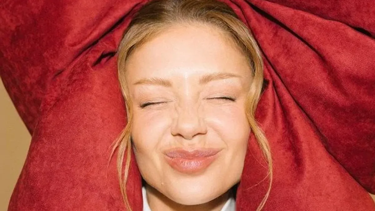 Тіна Кароль і величезний червоний бант: співачка вразила фанів новими кадрами