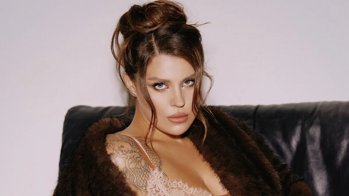 «Хутро штучне, я натуральна»: Олександра Заріцька показала себе у спокусливому образі