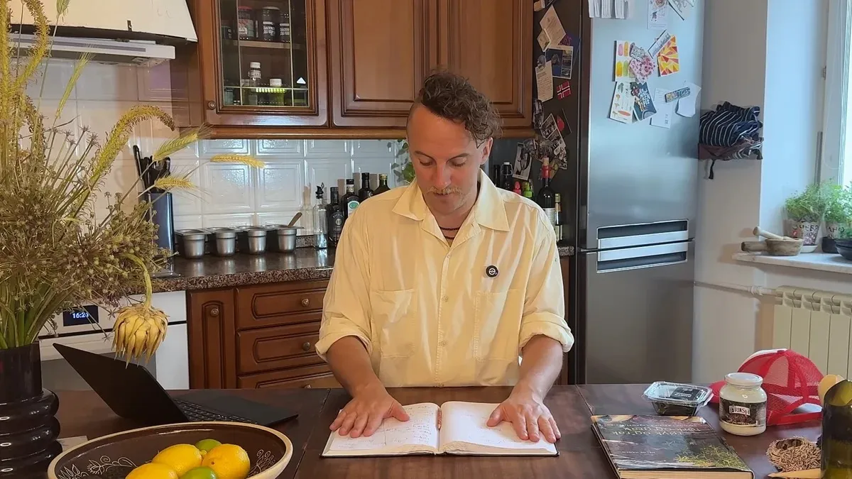 Металева чи паперова: Євген Клопотенко назвав плюси та мінуси різних форм для випікання паски