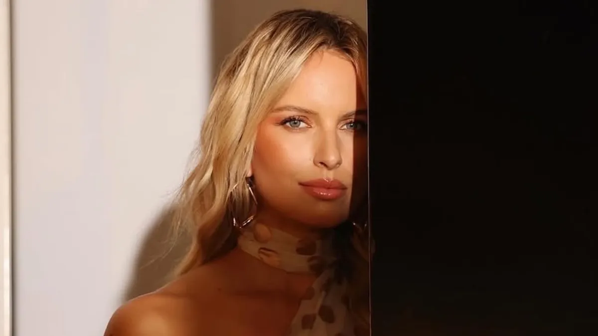 Ікона стилю у 41 рік: Кароліна Куркова у шубі на голе тіло знялася у рекламі відомого бренду