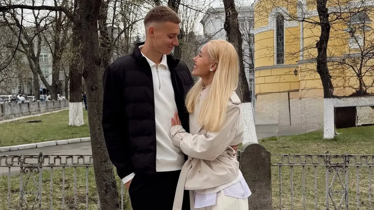 «Нехай обійми будуть довші»: Квіткова привітала з Великоднем і виклала фотографію з Бражком