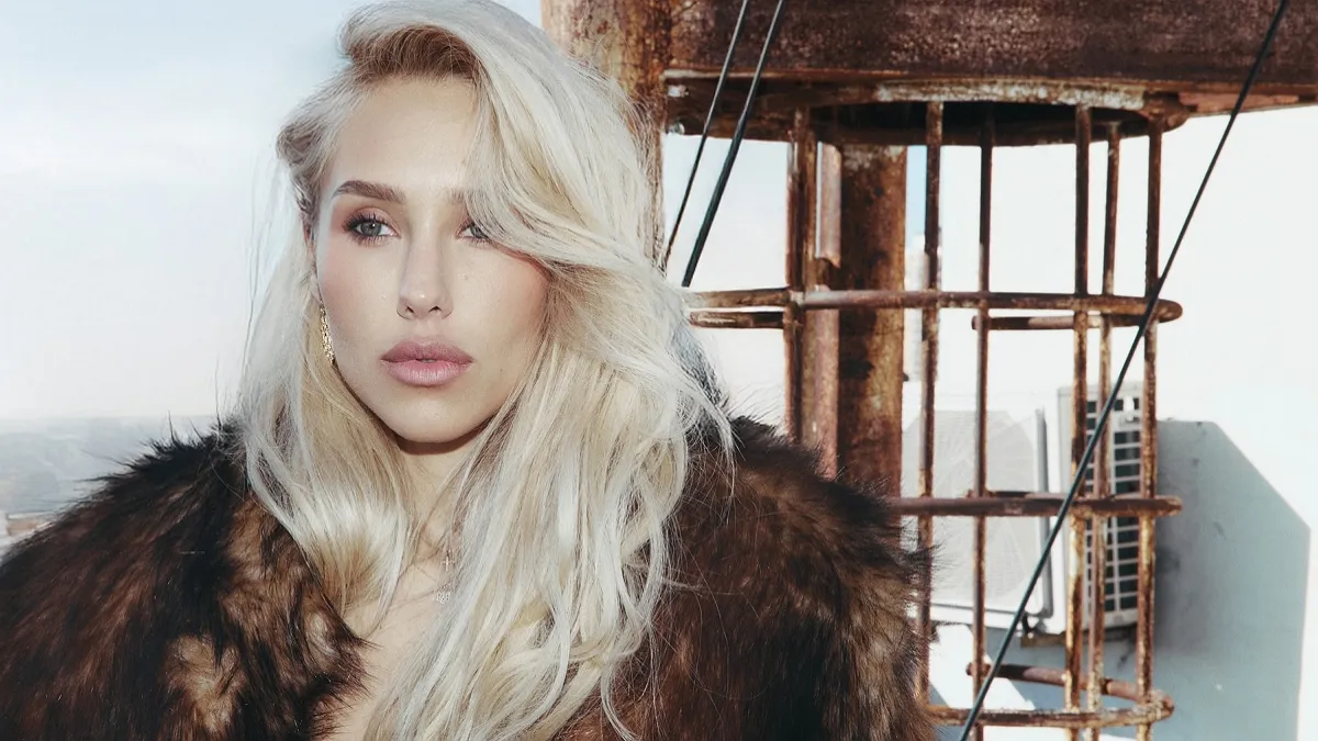 «Мінус 20 і мама не бачить»: Квіткова показала сміливий образ на даху багатоповерхівки