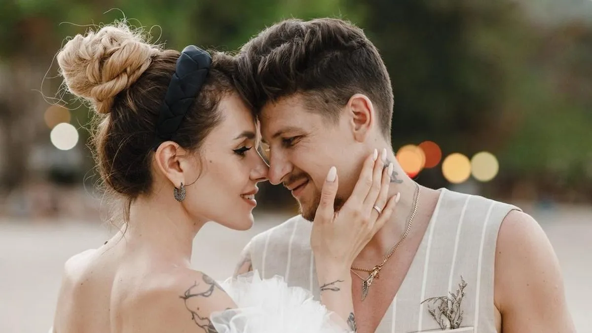 «Мозок виносимо вже не перше життя»: Mamarika поділилася фото з чоловіком на честь річниці шлюбу