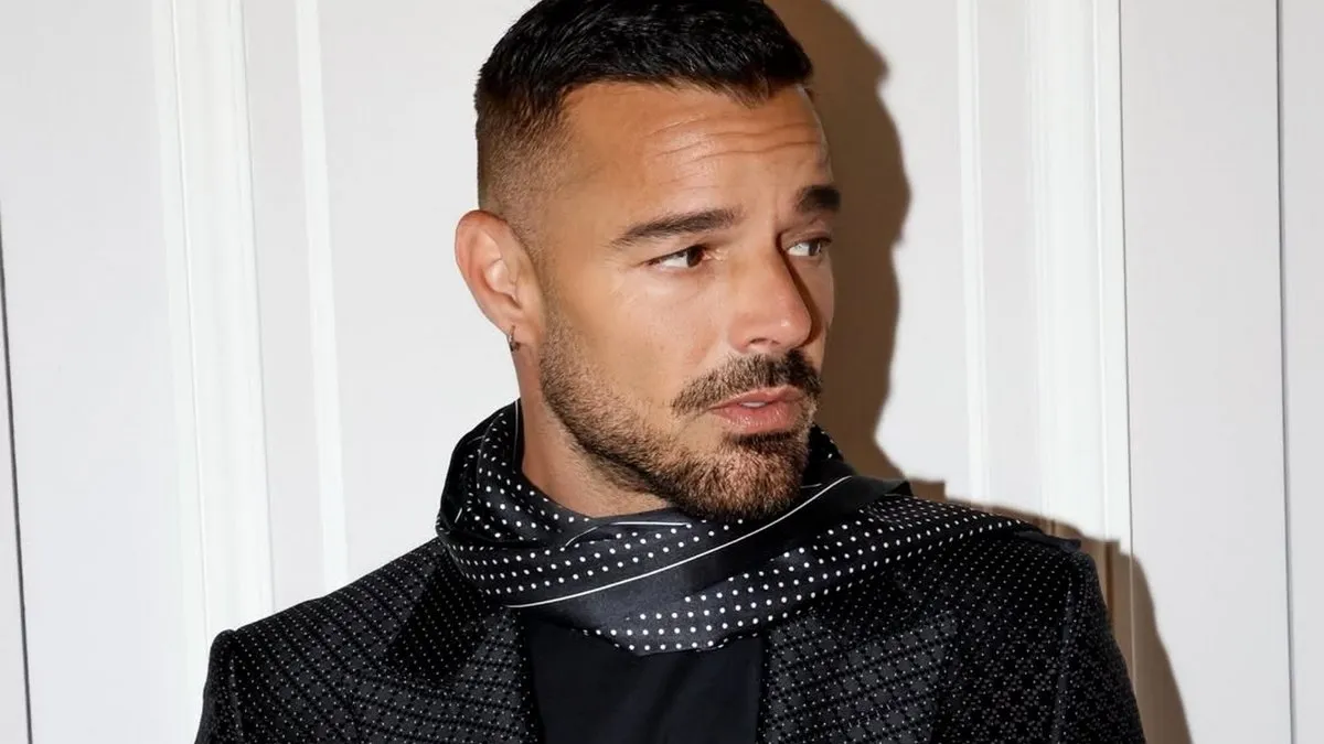 В стильному образі на балконі: Рікі Мартін виклав елегантні фото з Парижу – як зараз виглядає зірка