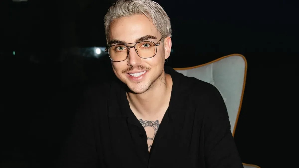 Меловін без цензури: відверте відео зіркового співака у червоному світлі 