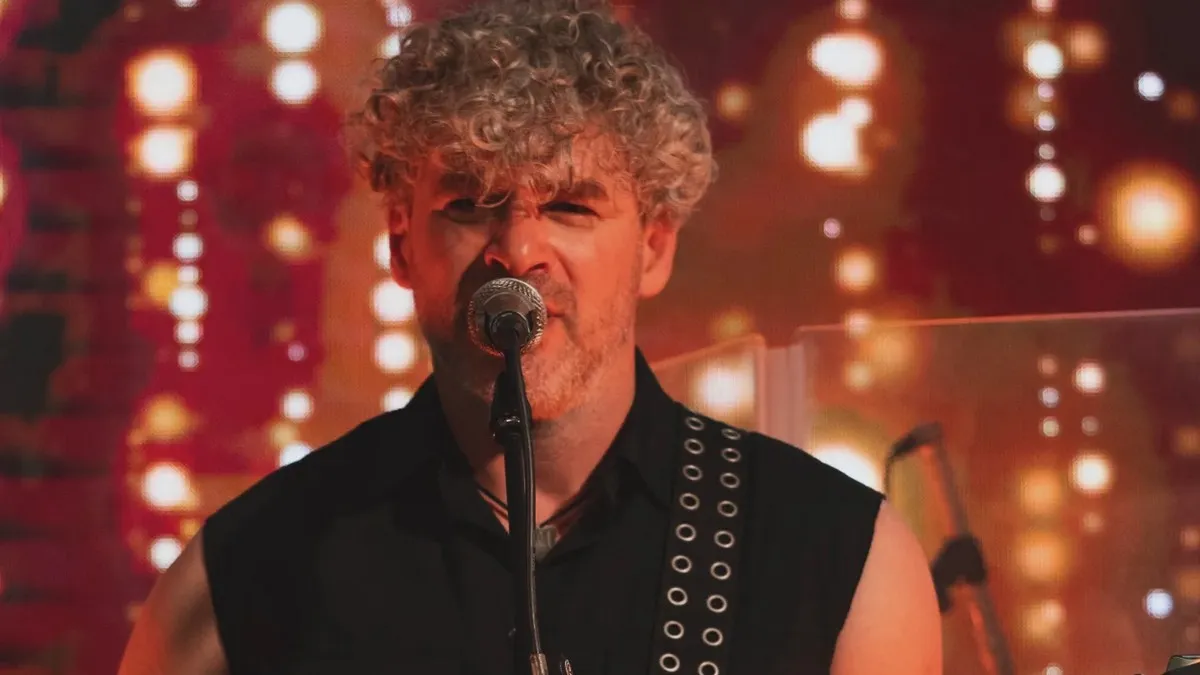 «Все таки мама вмовила?»: Арсен Мірзоян шокував підписників новим образом – артиста не впізнати