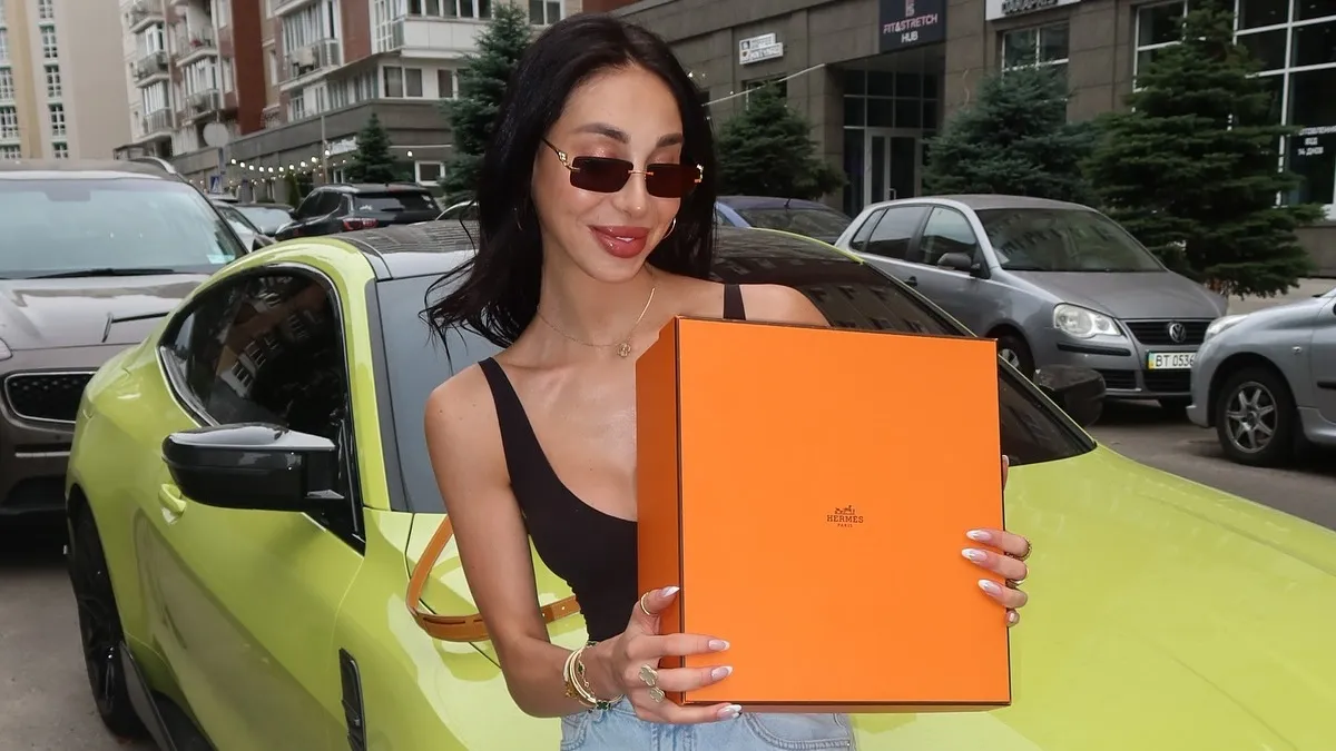 Блогерка Єва Мішалова придбала сумку Hermes, яка коштує більше 20 тисяч доларів: деякі підписники не оцінили