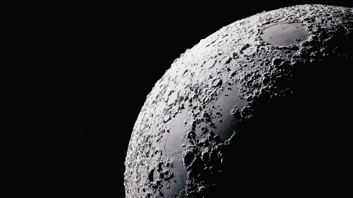 Місяць під атакою метеоритів: унікальне відео «бомбардування» шокувало вчених