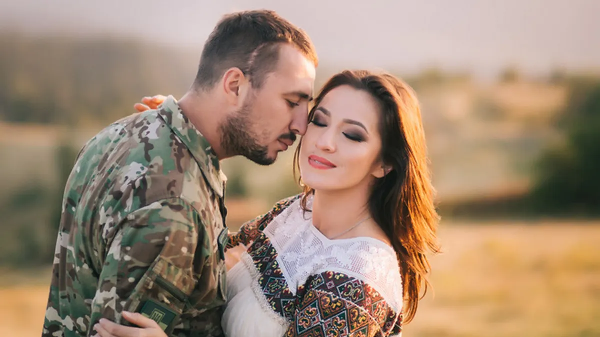 «Татко повертається на службу»: Наталка Карпа показала, як з донькою проводжали чоловіка на фронт 