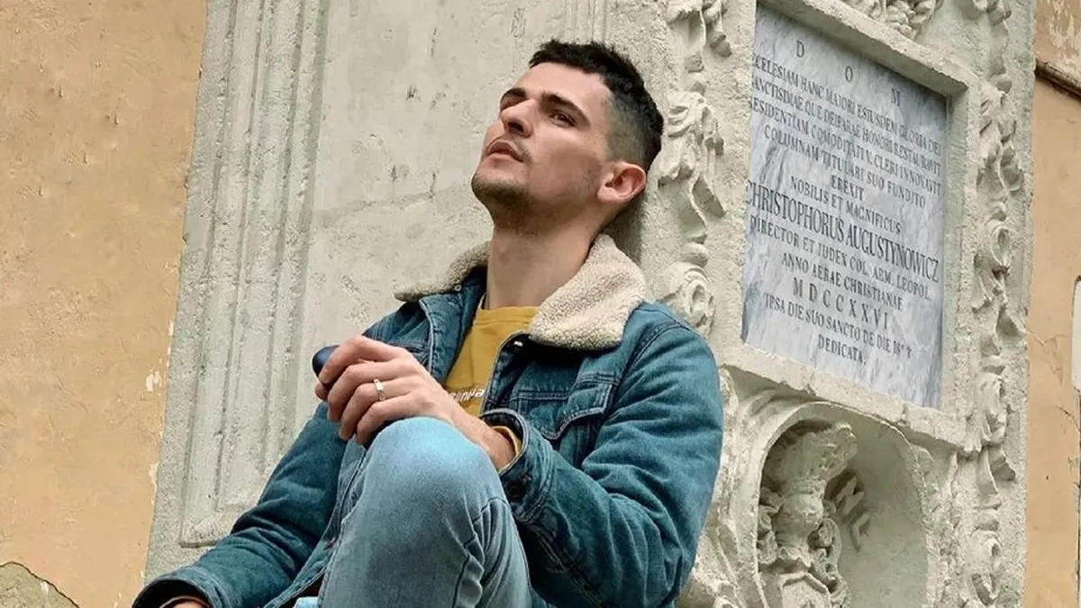 «Любий, подивися, хто в мене вʼїхав»: блогер Ніколас Карма «поцілував» бампер автомобіля підписниці