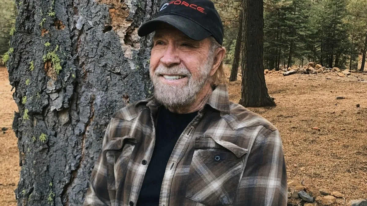 «Незалежно від вашого віку, продовжуйте...»: 85-річний Чак Норріс вразив своєю формою і відкрив секрет успіху