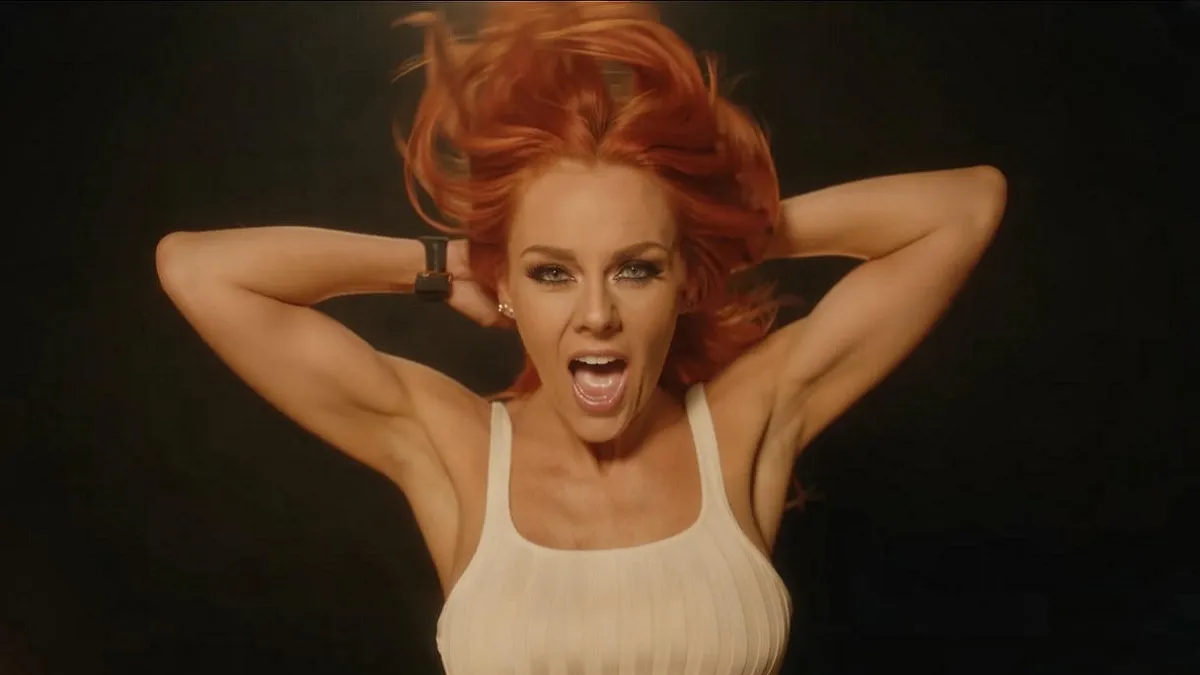 «Я відчула, що прийшов час запалити»: Олена Тополя вразила кліпом «25 годин» після розлучення з чоловіком