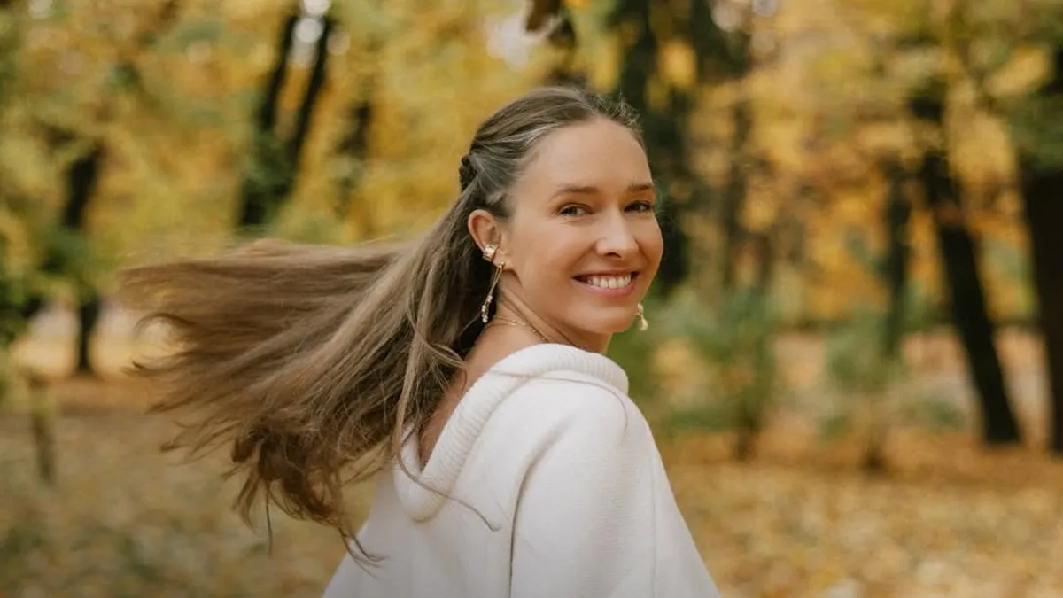 «Може бути яскравою, стриманою чи святковою»: Осадча виклала стильне відео на честь Дня української хустки