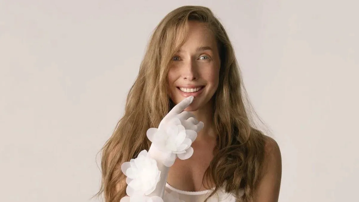 «Мені два роки, я радію»: телеведуча Катя Осадча здивувала архівним дитячим фото