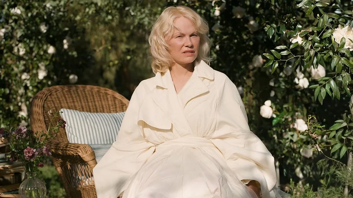 Натхнення дитинством на бабусиній фермі: Памела Андерсон випустила власну колекцію меблів для дому і саду