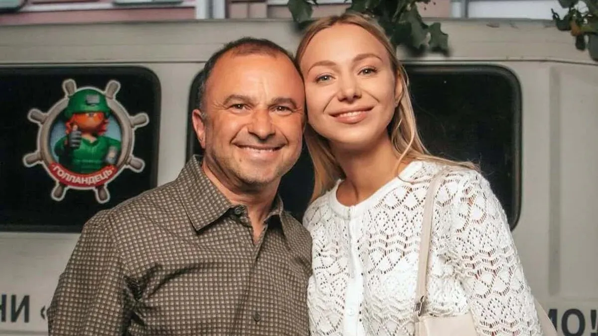 У бюстгальтері та джинсах: дружина Віктора Павліка похвалилася спокусливим образом на честь початку весни