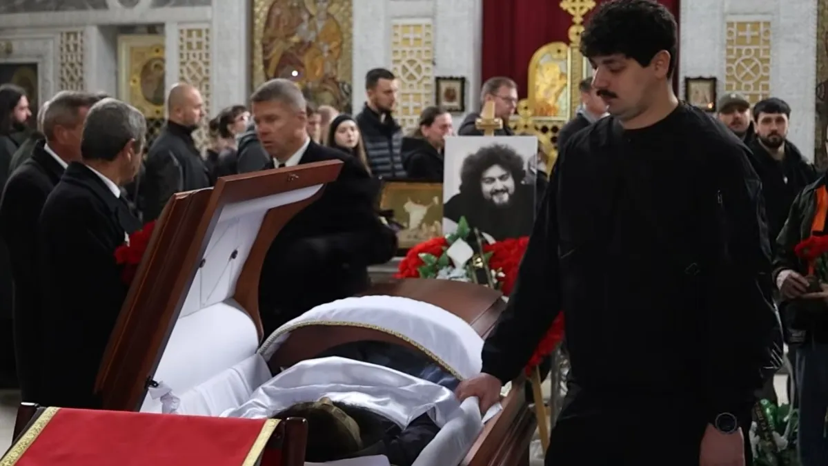 Оплески крізь сльози та вибухи: у Києві попрощалися з 32-річним коміком Олександром «Венею» Венедчуком
