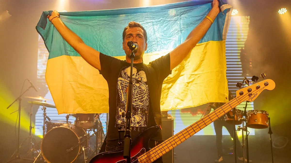 Побував в Україні, а тепер привітав з Днем Незалежності: лідер гурту «Ногу свело!» записав нове відео