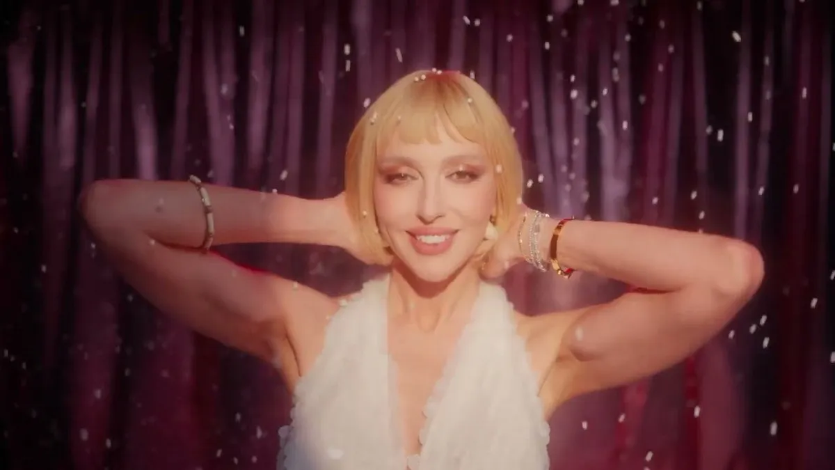 «Жінка Сніжинка»: Оля Полякова вразила яскравим образом у кліпі на свою нову пісню