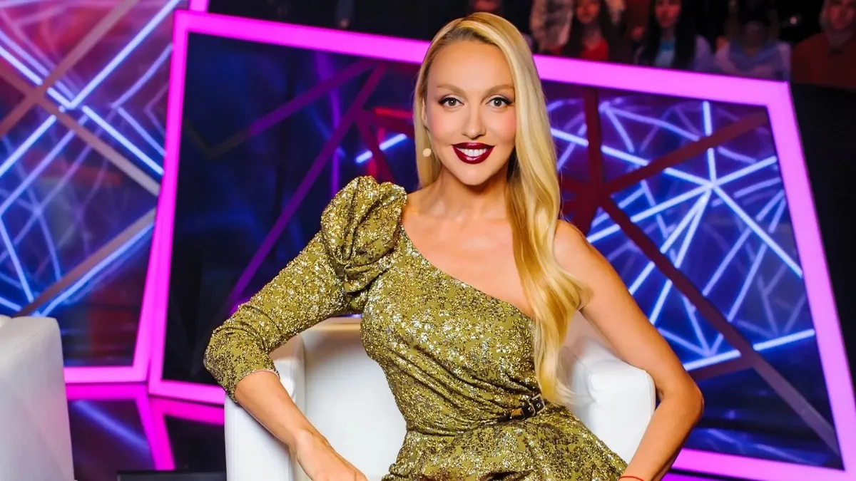 Зажурена і юна: у мережі з’явилося рідкісне фото 20-річної Олі Полякової