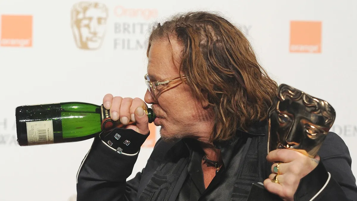 Секс-символ 90-х Міккі Рурк змінився до невпізнаваності: папараці засняли зірку «9 1/2тижнів» біля його будинку