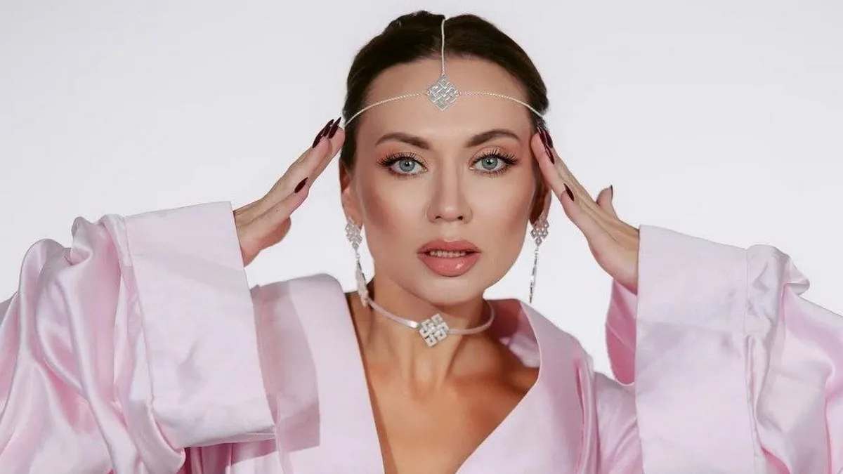 «Не нав’язуйся і не прив’язуйся»: Анна Саліванчук показала себе у ніжному образі та звернулася до жінок з важливими словами