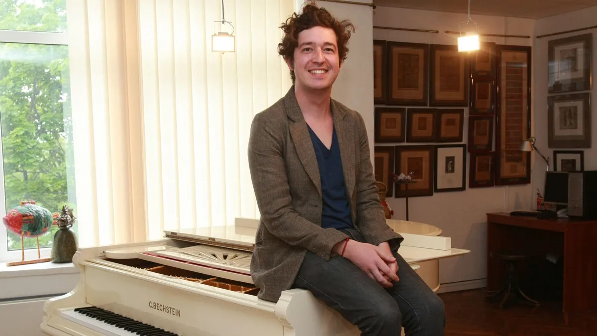 «Пішла третя доба без світла»: Дмитро Шуров показав, як рятує від замерзання свою колекцію піаніно