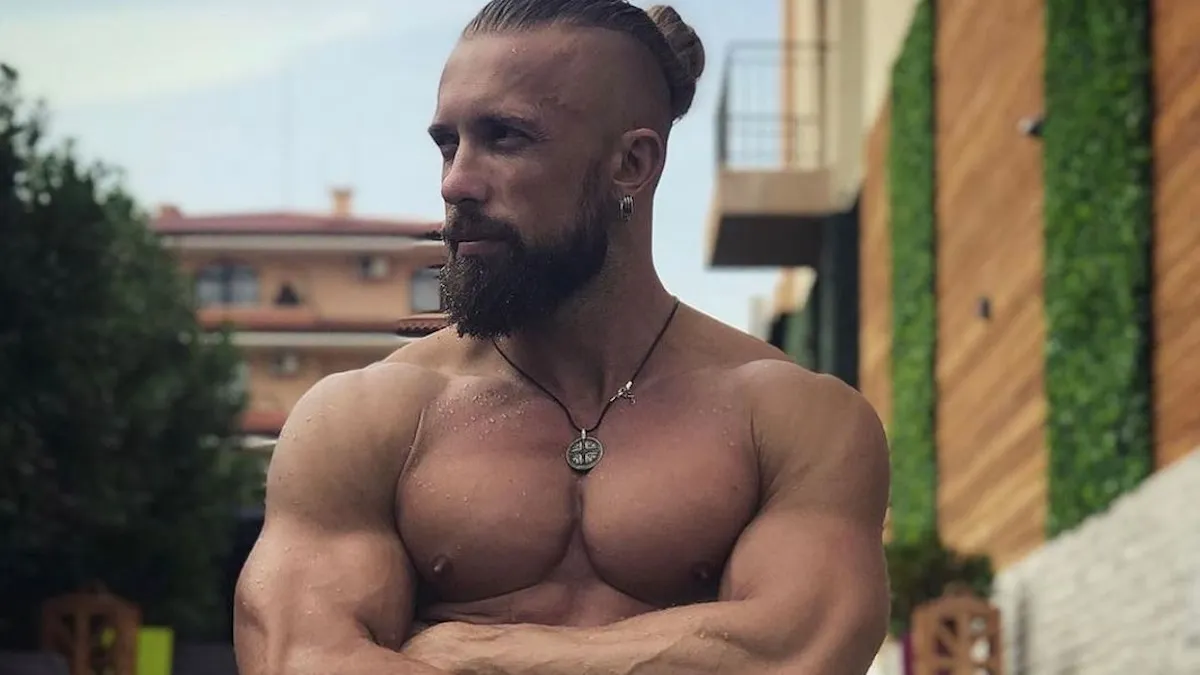 «Були різні запрошення»: актор Олексій Суровцев розповів, як працював у стриптизі та як до цього ставилася дружина 