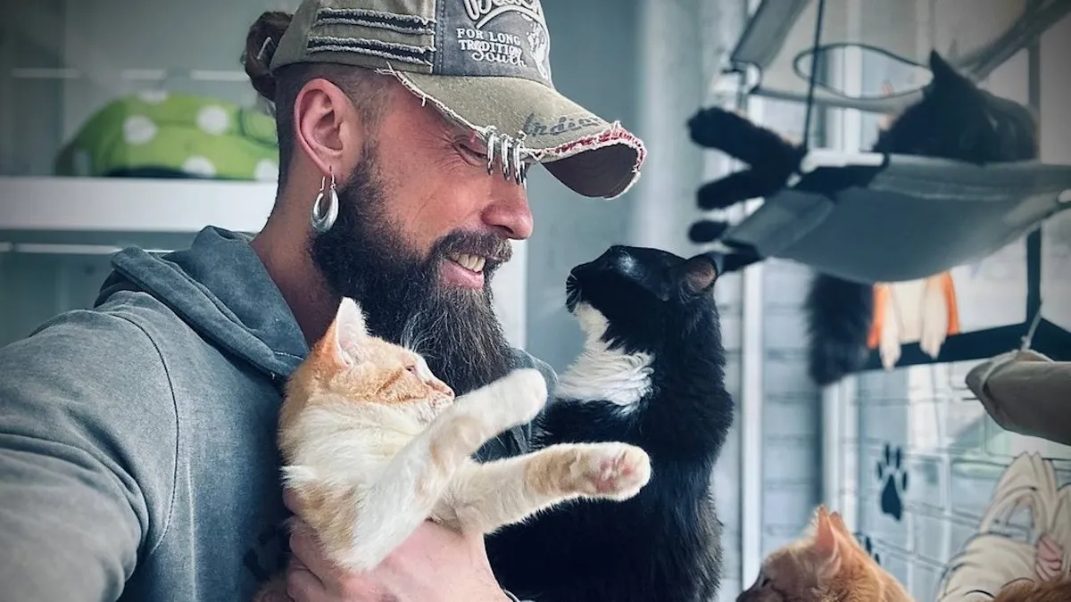 «В «КОтОпарк» вже вкладено більше 100 тисяч доларів»: Олексій Суровцев розповів, як рятує тварин під час війни